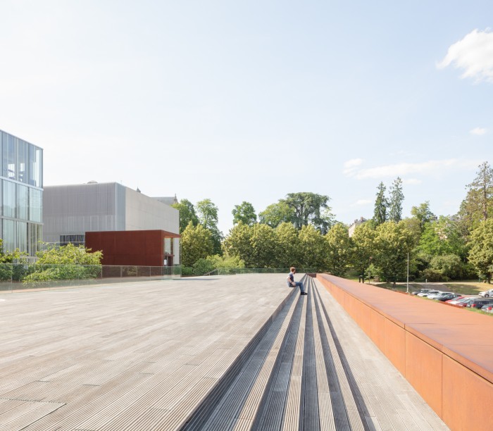 Die öffentliche Terrasse der „Quinconces“