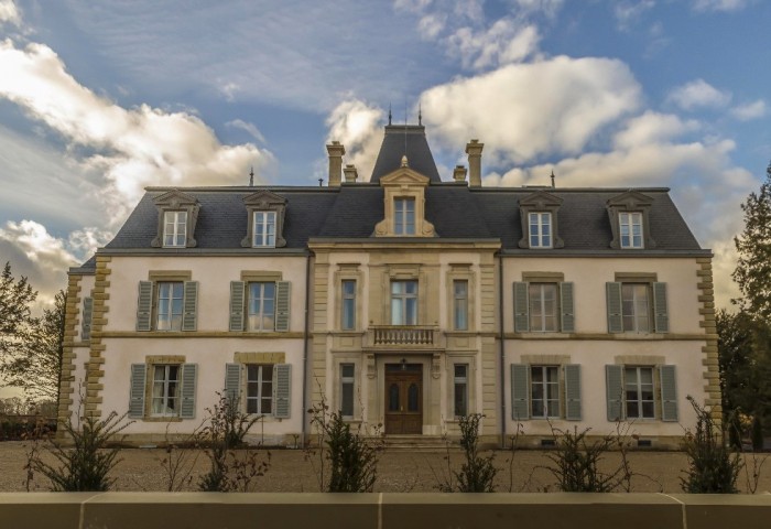 Château de Damblain: Maßgefertigte Eichen-Kanteln für außergewöhnliche Außenfenster