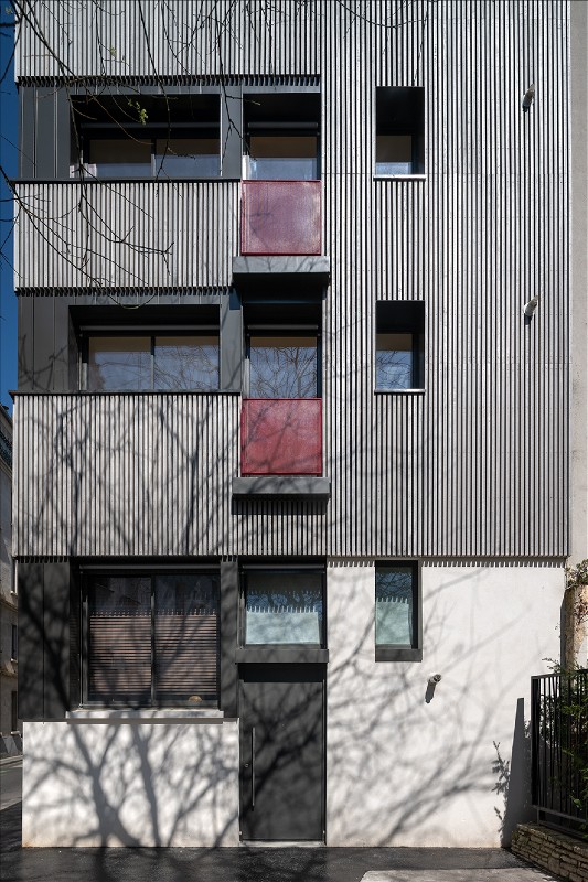 Ein Wohnhaus in Paris mit Fassade aus vorvergrautem Massivholz