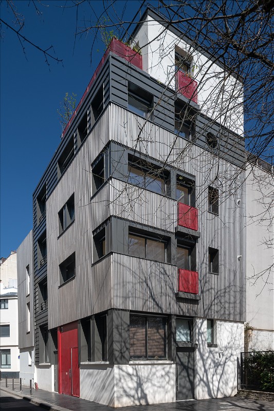 Ein Wohnhaus in Paris mit Fassade aus vorvergrautem Massivholz