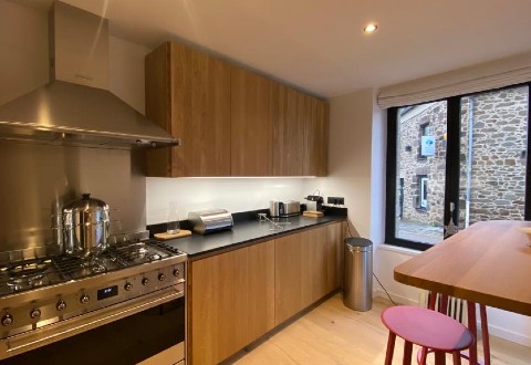 Eine Küche, die mit 3-lagigen Eichenholzpaneelen ausgestattet ist