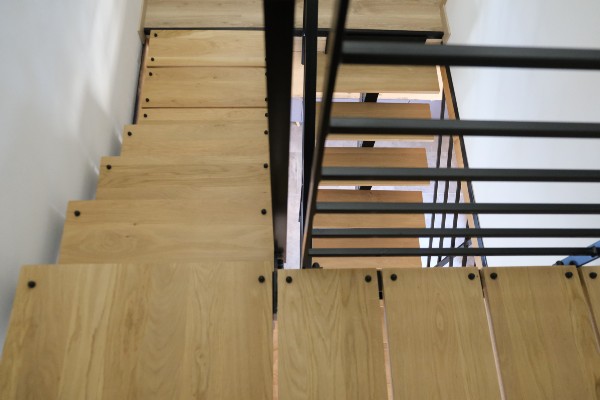 Design-Treppe aus Holz und Metall