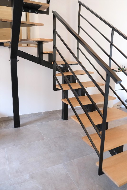 Design-Treppe aus Holz und Metall