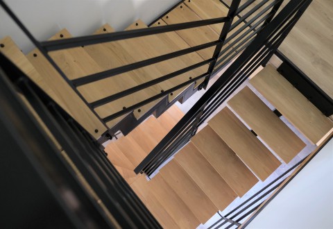 Design-Treppe aus Holz und Metall