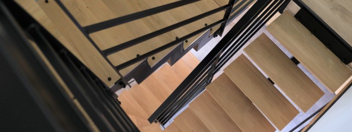 Design-Treppe aus Holz und Metall