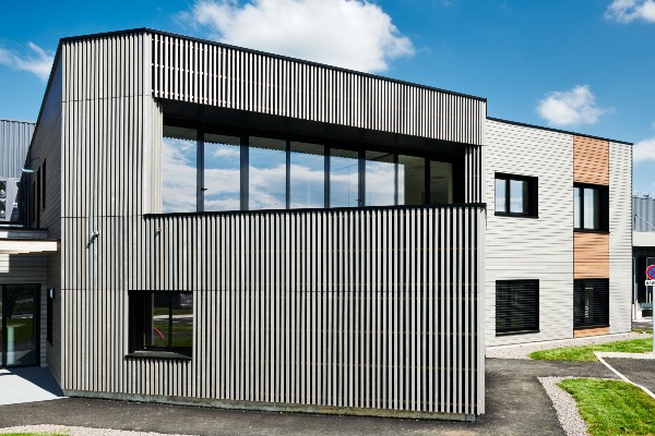 Firmensitz ilicut aus Holzverkleidung