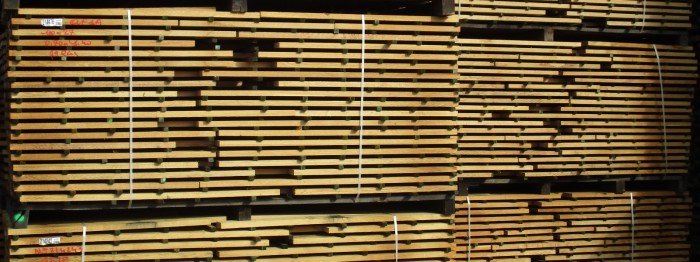 Besäumte Ware und Friese aus Eiche für die Industrie