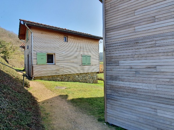 Ferienhütten mit einer Fassade aus Thermohölz