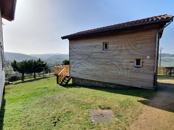 Ferienhütten mit einer Fassade aus Thermohölz