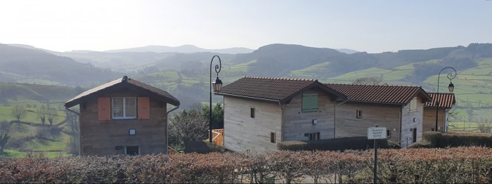 Ferienhütten mit einer Fassade aus Thermohölz