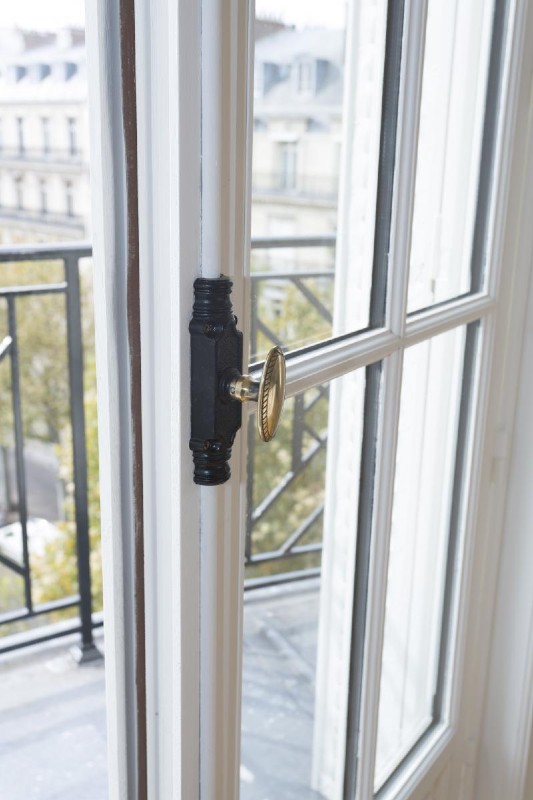 Holzfenster in einer schicken Pariser Altbauwohnung