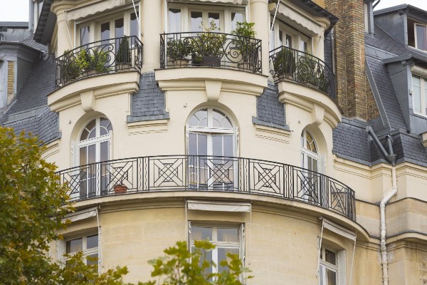 Holzfenster in einer schicken Pariser Altbauwohnung