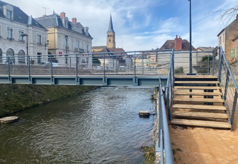 Fußgängerbrücke aus Eiche