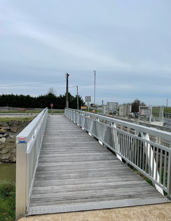 Eine Fußgängerbrücke im Hafen von Pont Neuf