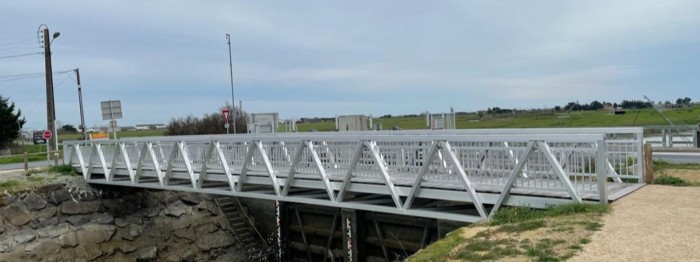 Eine Fußgängerbrücke im Hafen von Pont Neuf