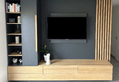 Ein maßgefertigtes TV-Möbel aus Massivholzplatten in Eiche
